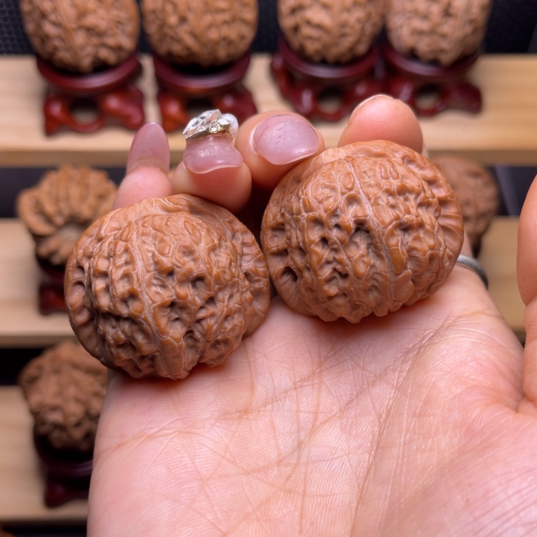 文玩核桃吊坠血麒麟