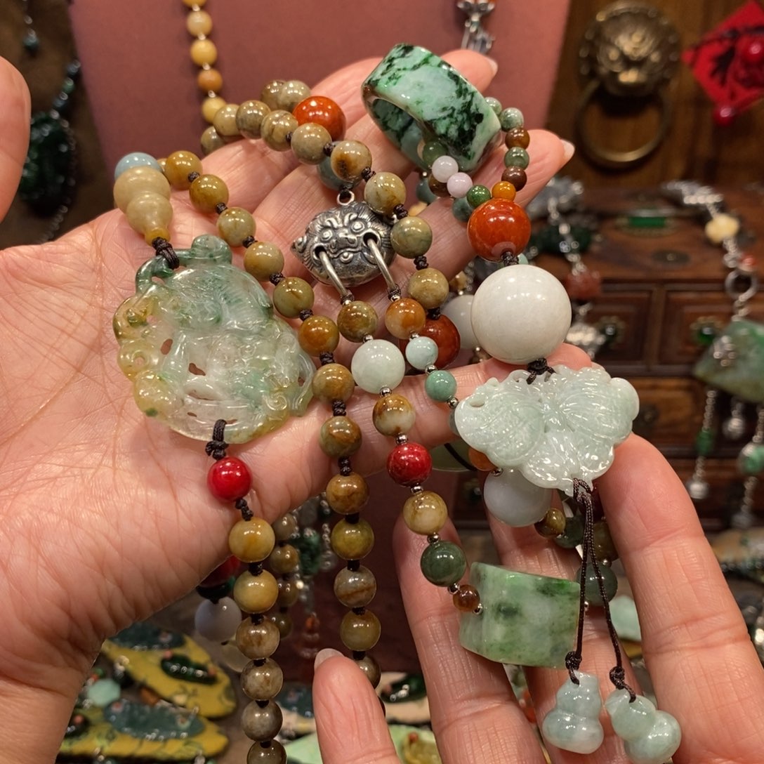 翡翠吊坠(赠链)未镶嵌