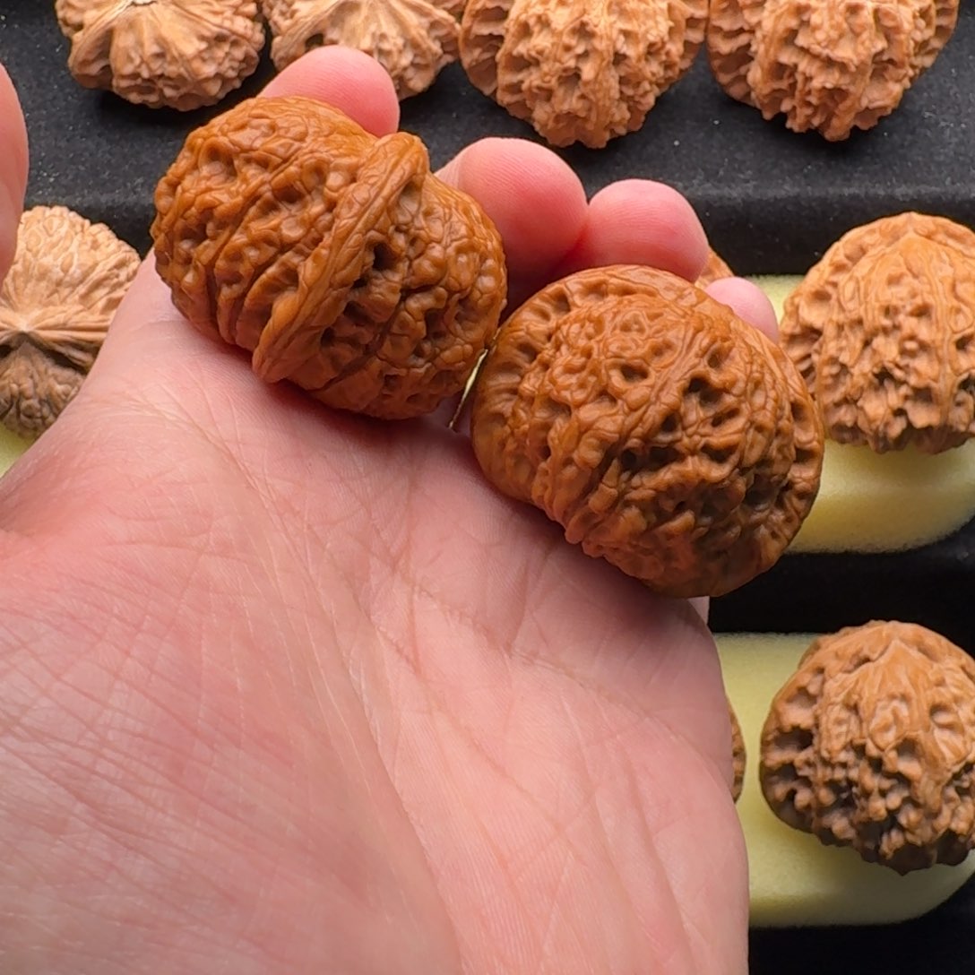 文玩核桃吊坠42血麒麟