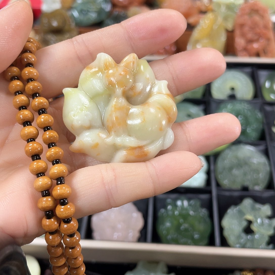 蛇纹石玉颈饰未镶嵌