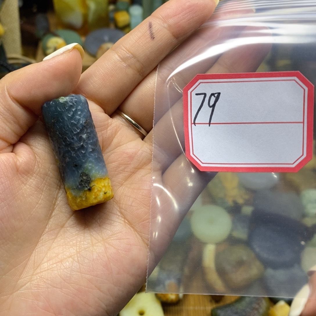 未镶嵌蛇纹石玉颈饰浮*丶