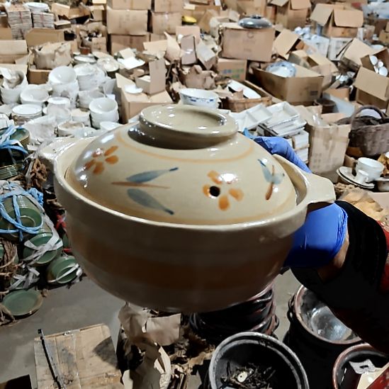 瓷片盘子碗茶壶啥都有