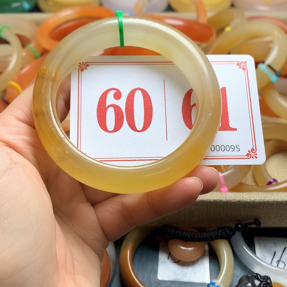 未镶嵌石英质玉（黄龙玉）手镯