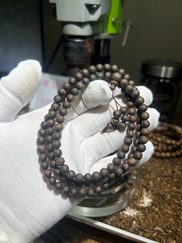 绿奇楠沉香0.6/108圆珠多圈手串