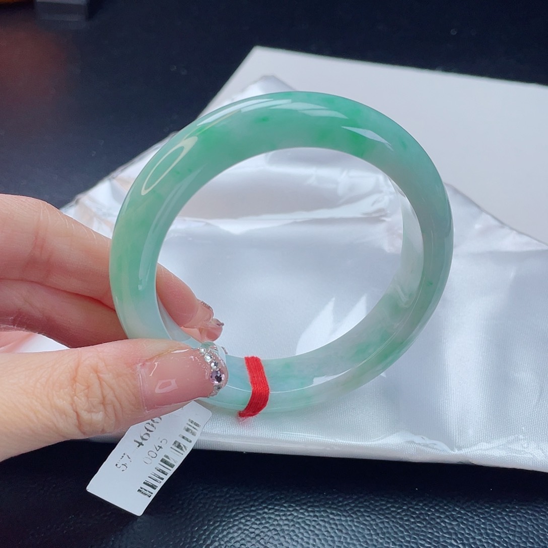 翡翠手镯未镶嵌翡翠