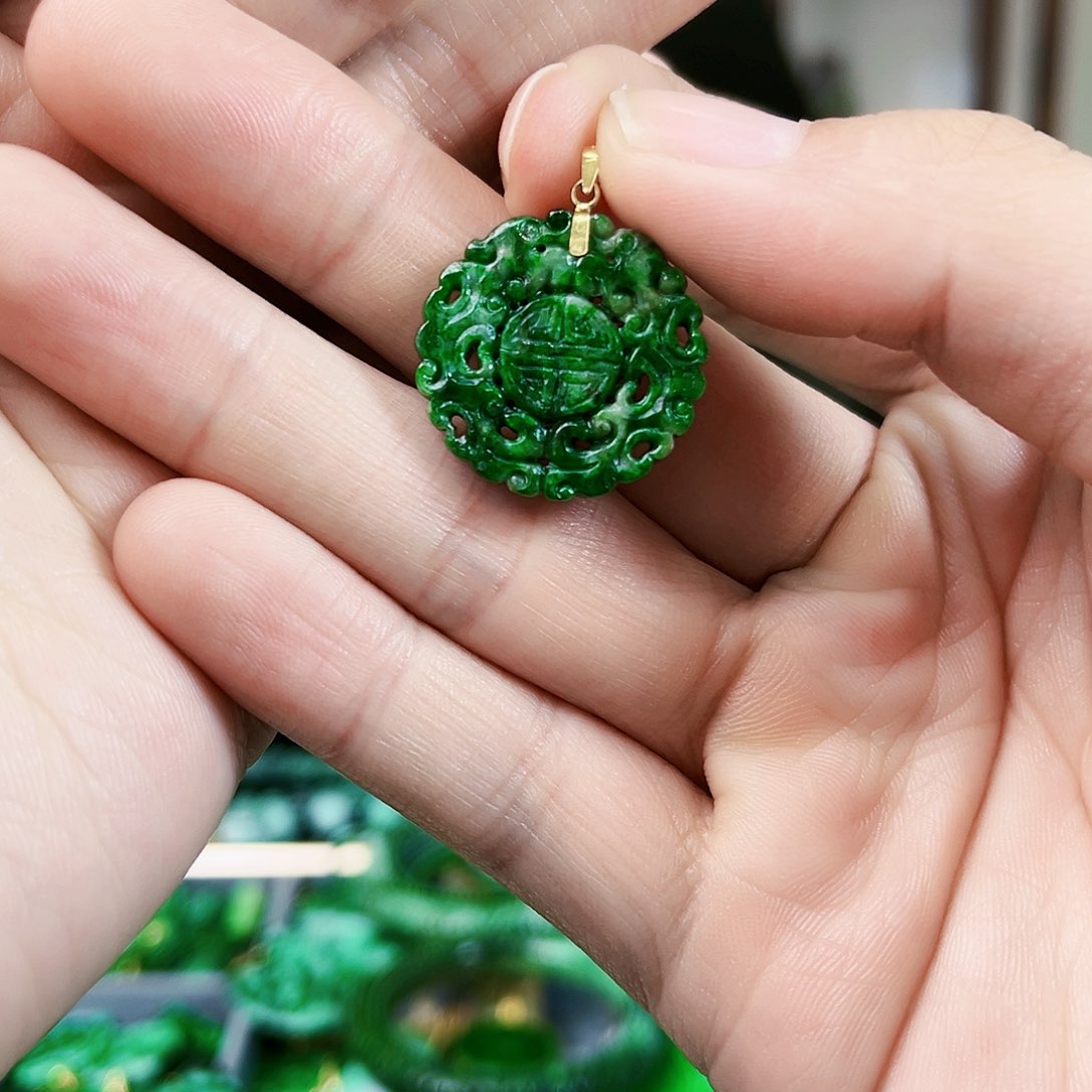 翡翠颈饰18K金镶嵌吊坠多样性