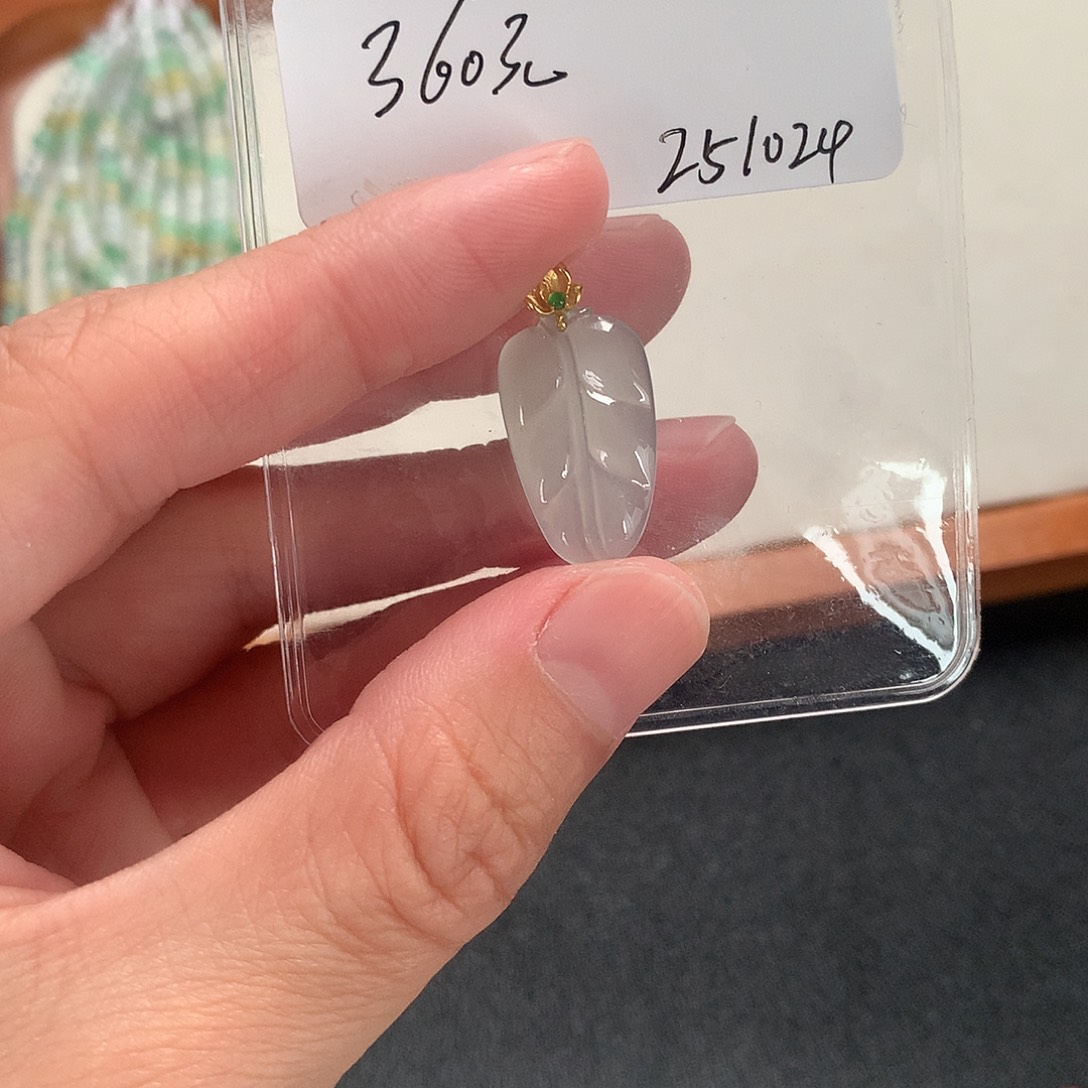 翡翠18K金镶嵌颈饰叶子