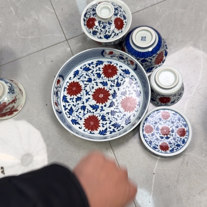 瓷片釉里红缠枝莲五件套