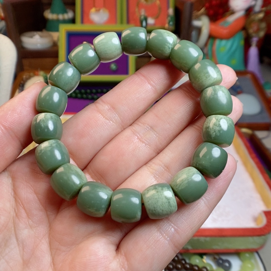 和田玉手链未镶嵌沙枣青带皮