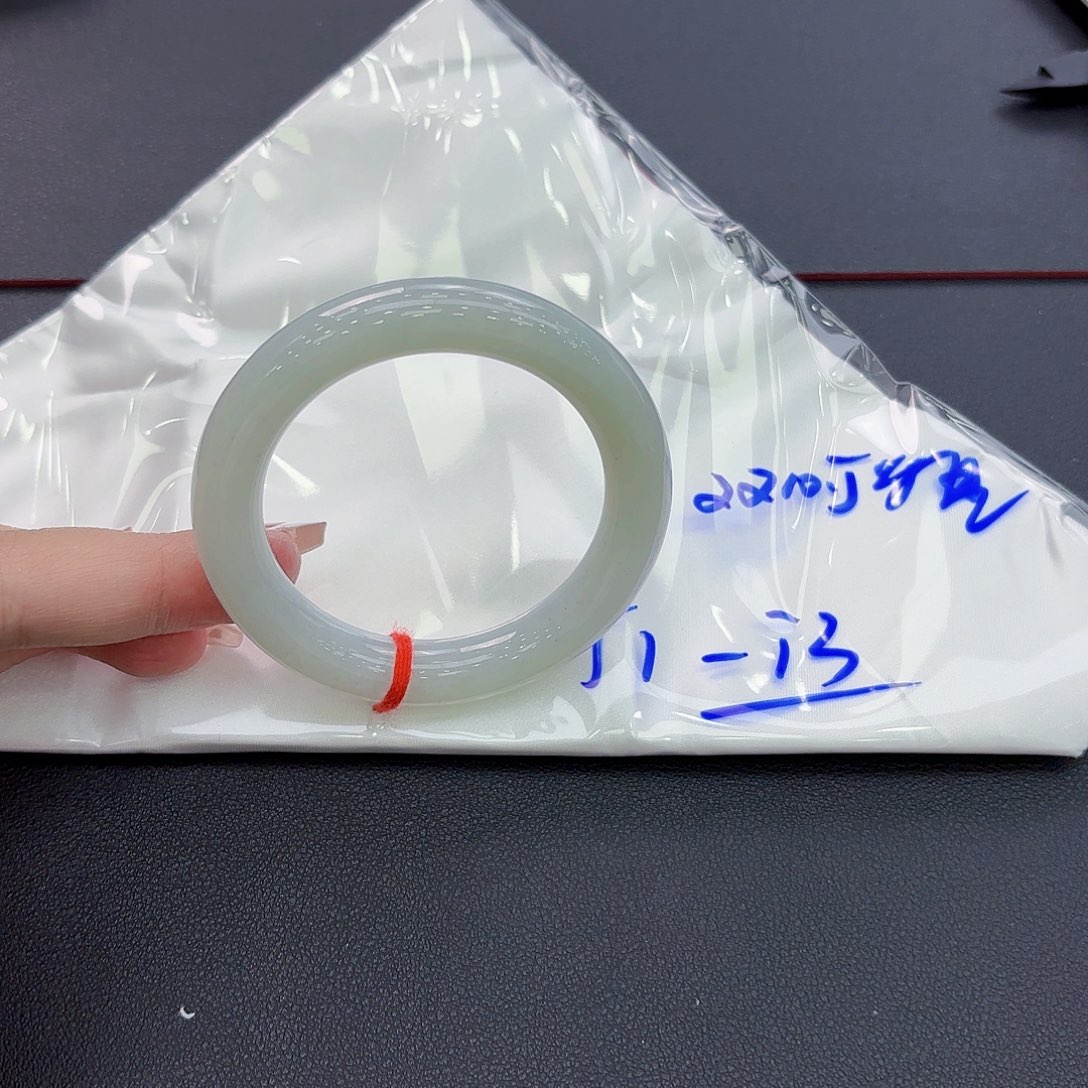 翡翠手镯未镶嵌手镯