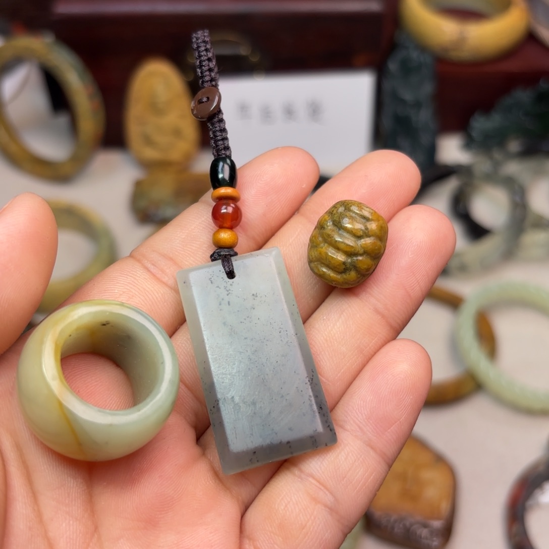 岫岩河磨玉（透闪石质玉）颈饰未镶嵌