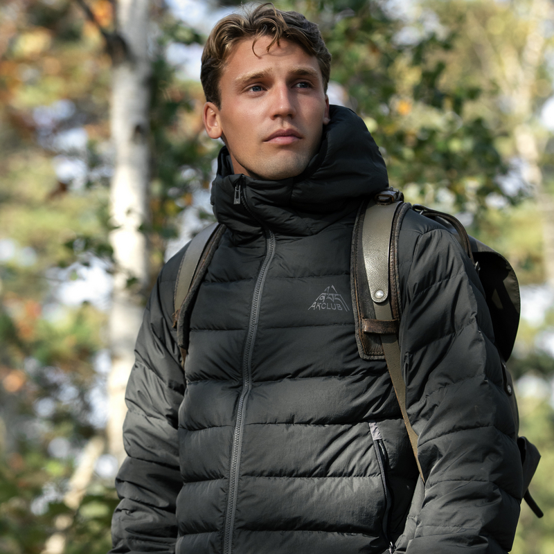 AKCLUB男士轻薄净色复古和平珠峰反光印花连帽绗缝羽绒服 2411203