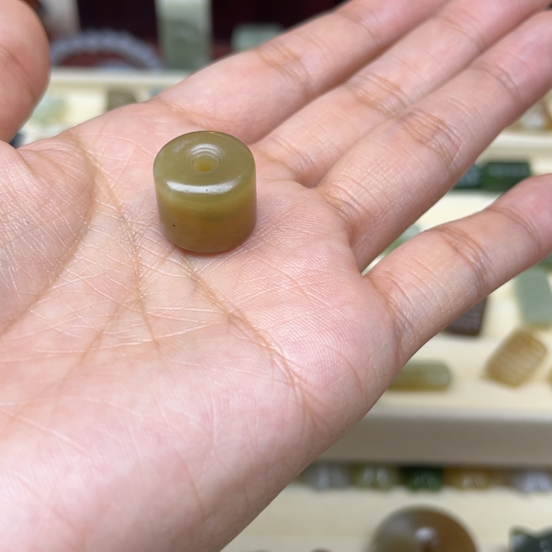 人***局和田玉未镶嵌珠宝半成品