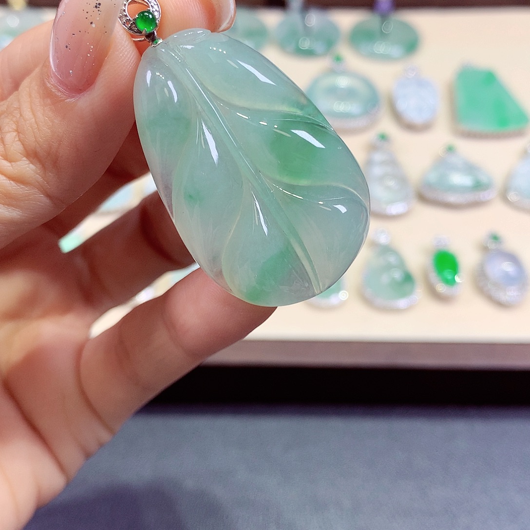 翡翠18K金镶嵌颈饰翡翠