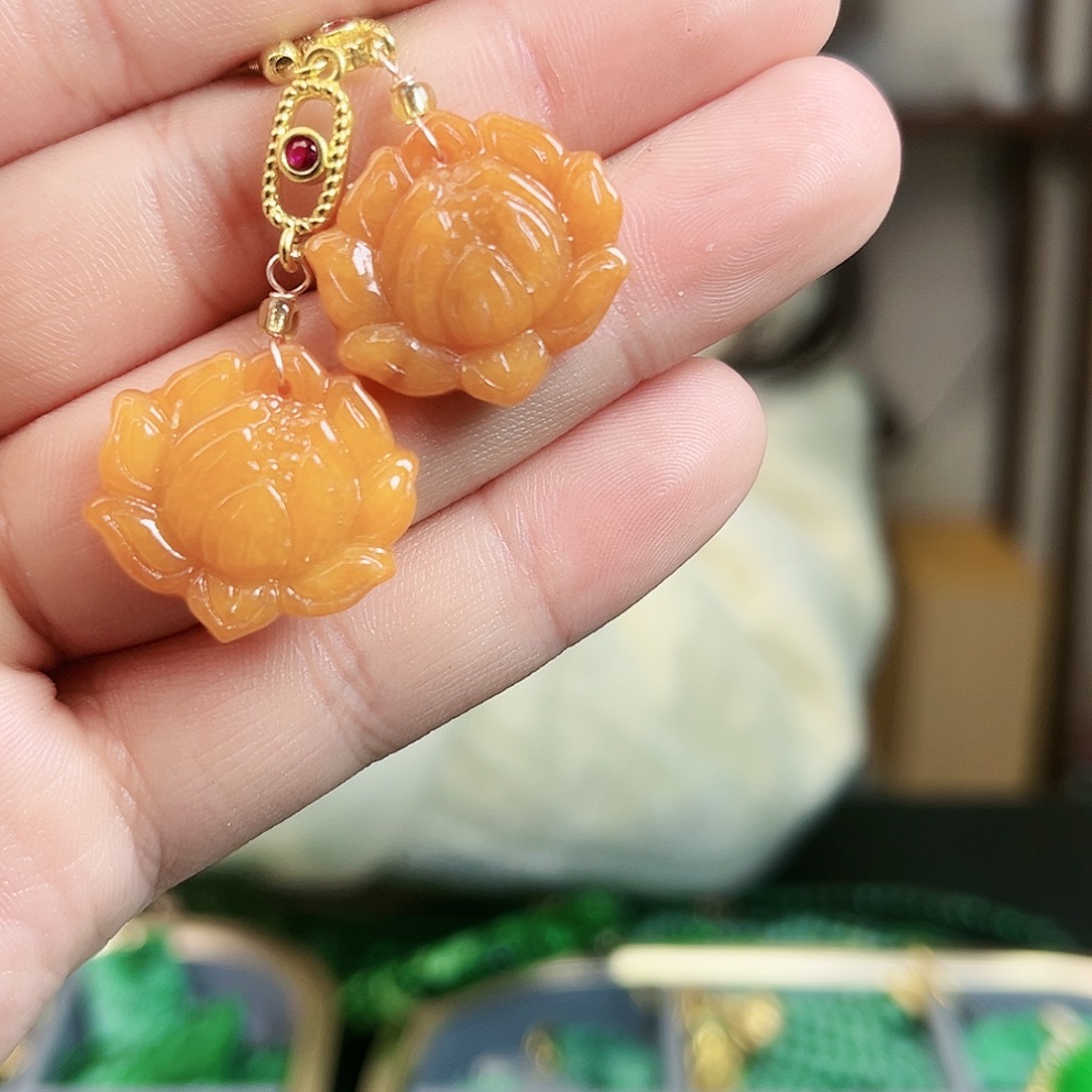 翡翠颈饰未镶嵌耳饰