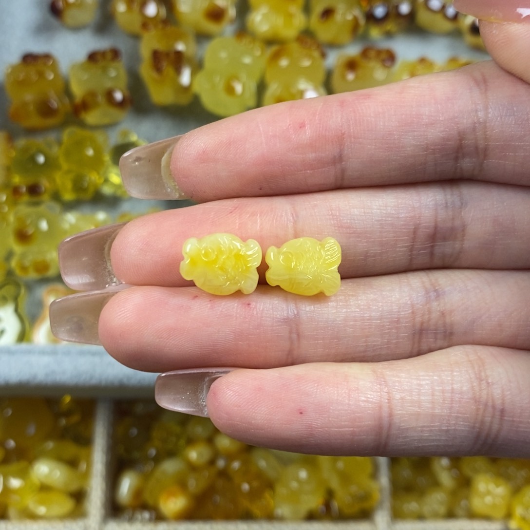 未镶嵌琥珀裸石鱼