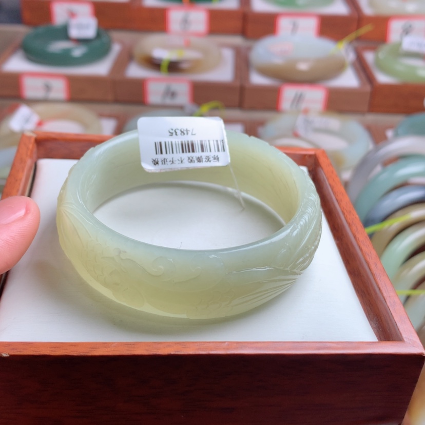 【闪购商品】和田玉手镯未镶嵌55