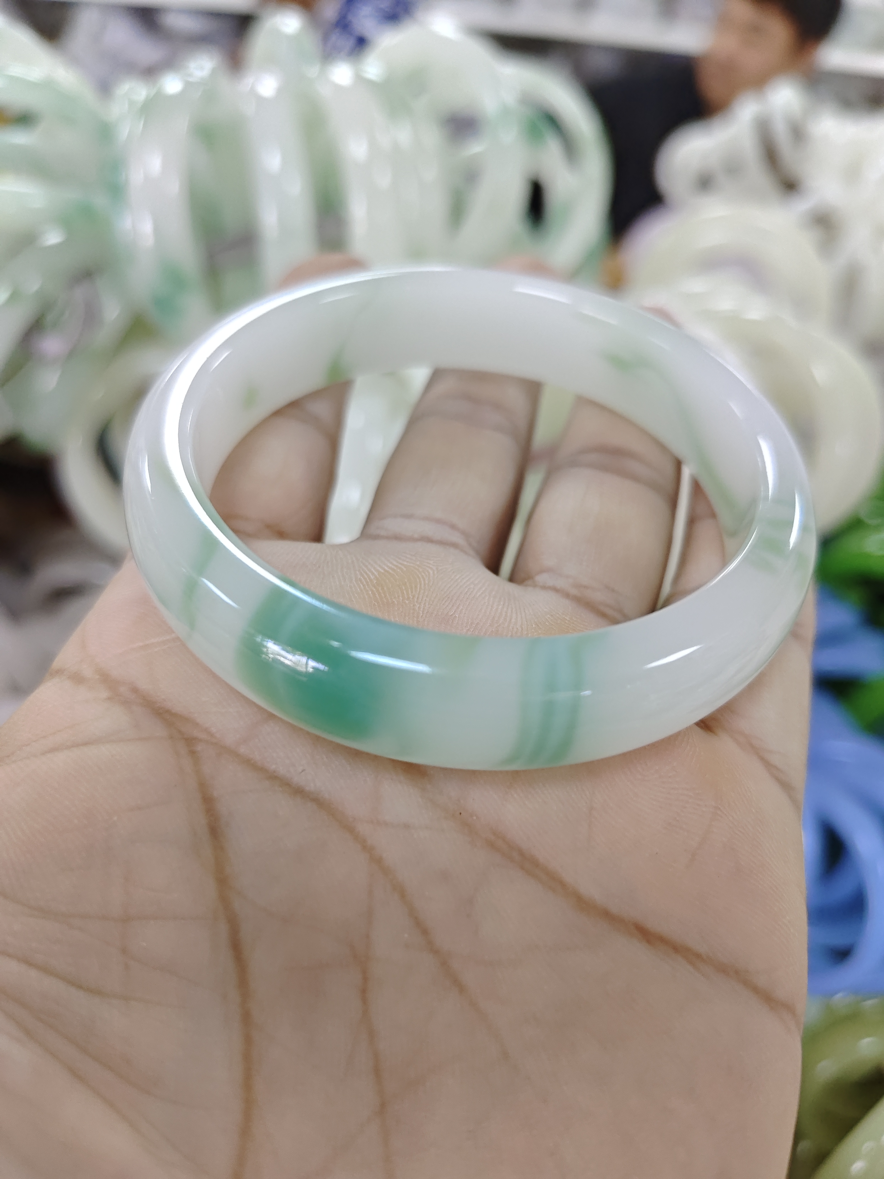 1548号精品白底飘花正圈手镯