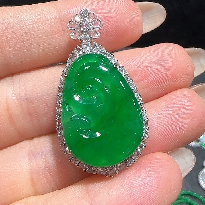 翡翠18K金镶嵌颈饰如意吊坠