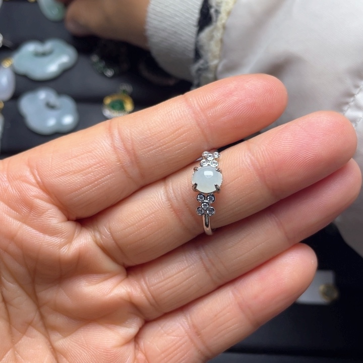 翡翠未镶嵌颈饰戒指