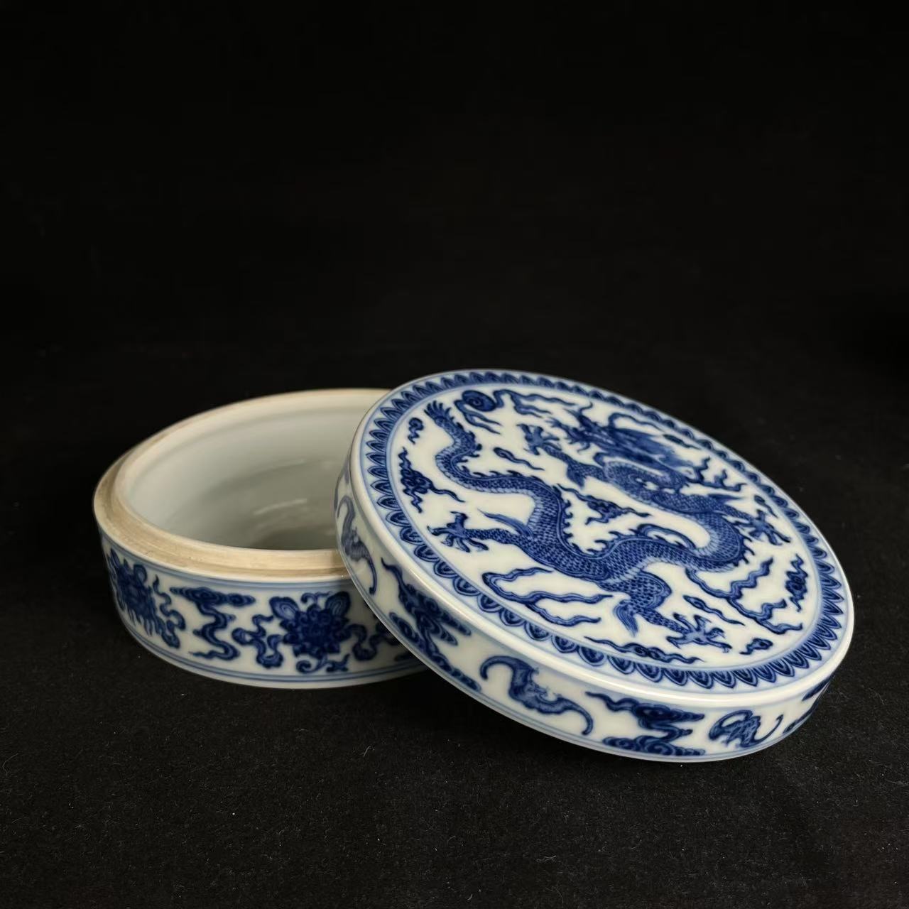 F青花云龙纹盖盒