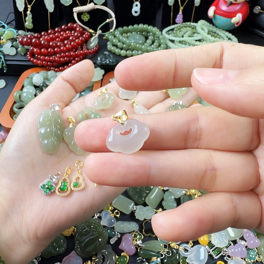 S***บ和田玉未镶嵌颈饰