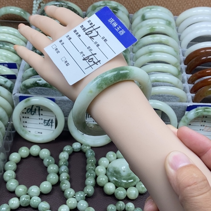 蛇纹石玉未镶嵌手镯