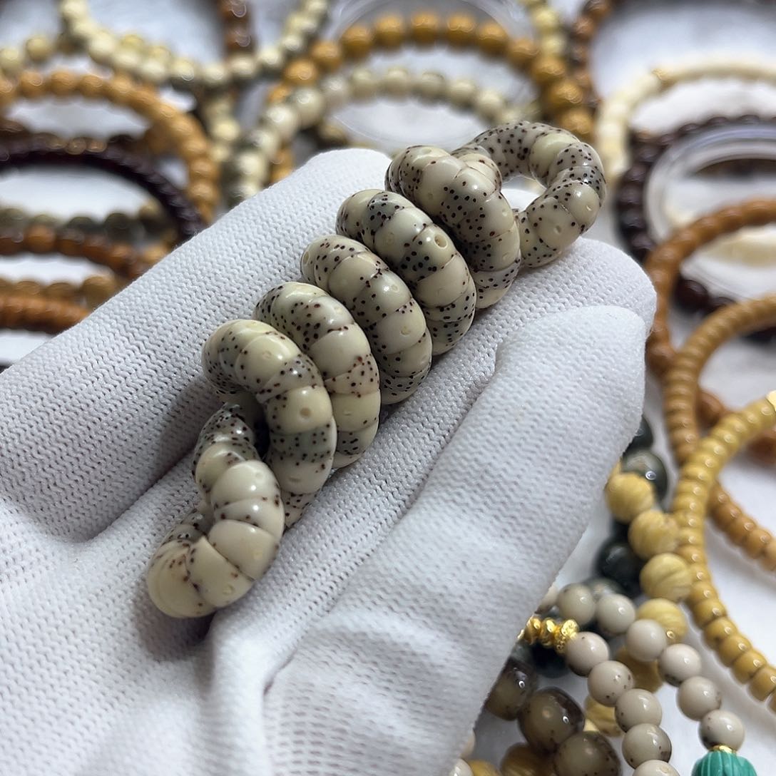 星月菩提吊坠玉化大肠