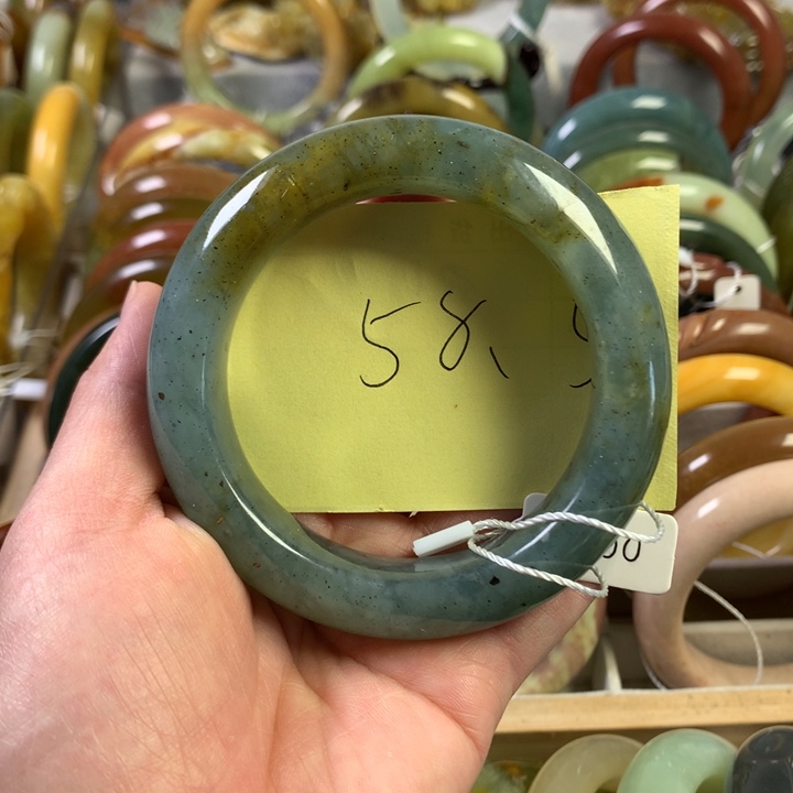 岫玉手镯未镶嵌蓝绿