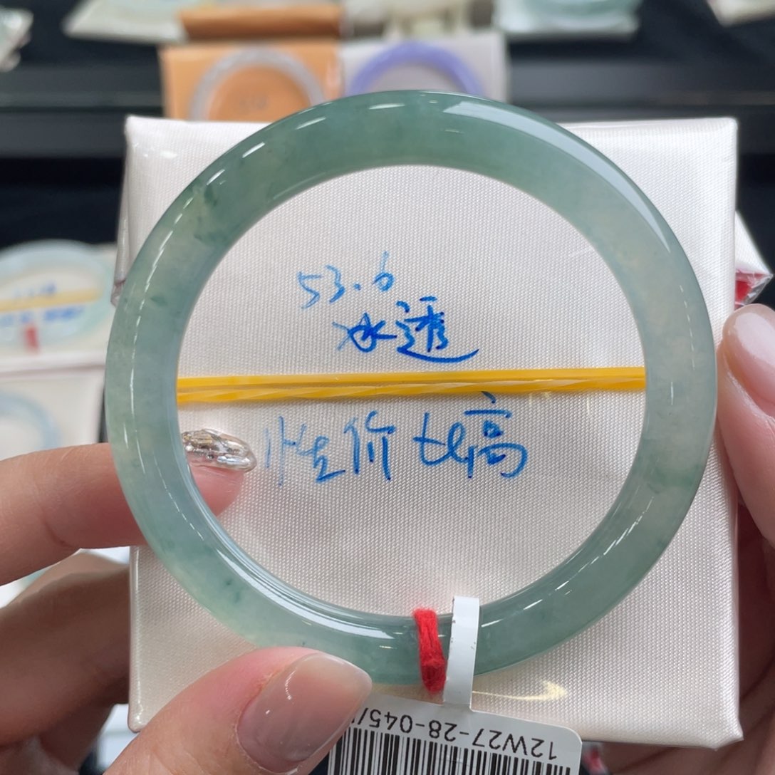 翡翠手镯未镶嵌翡翠