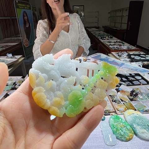 翡翠未镶嵌颈饰一个