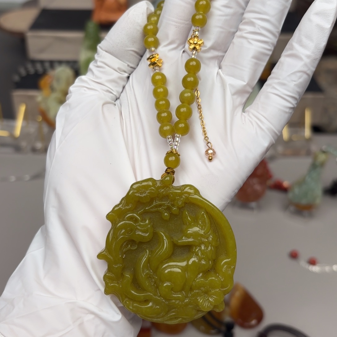 蛇纹石玉颈饰未镶嵌