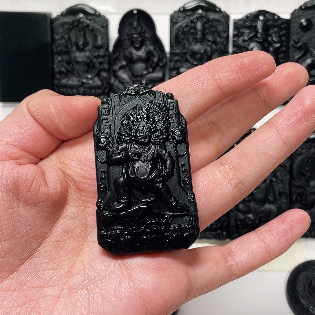 李***二蛇纹石玉未镶嵌颈饰