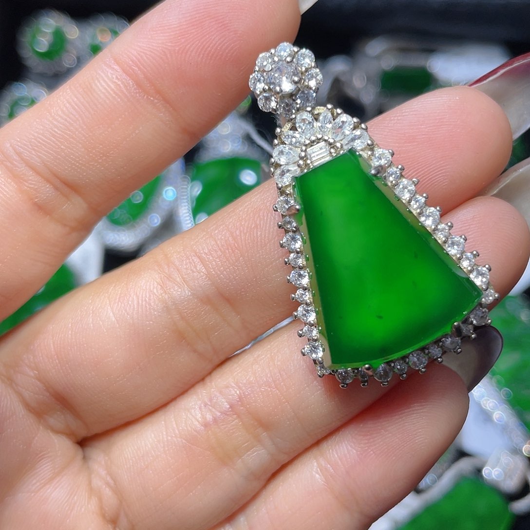 翡翠颈饰银S925镶嵌翡翠 