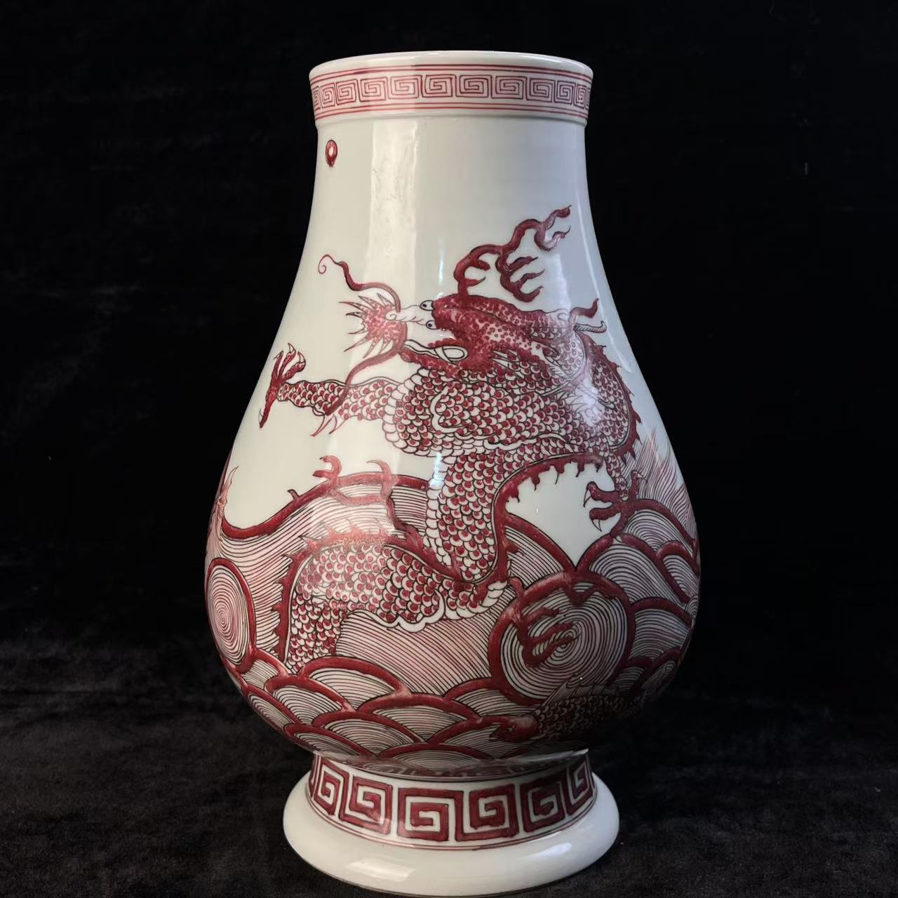 清晚期釉里红贯耳赏瓶