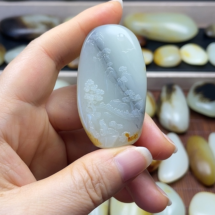 随***，和田玉未镶嵌颈饰