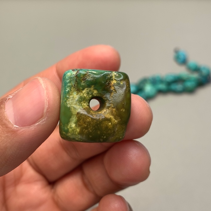 绿松石颈饰未镶嵌