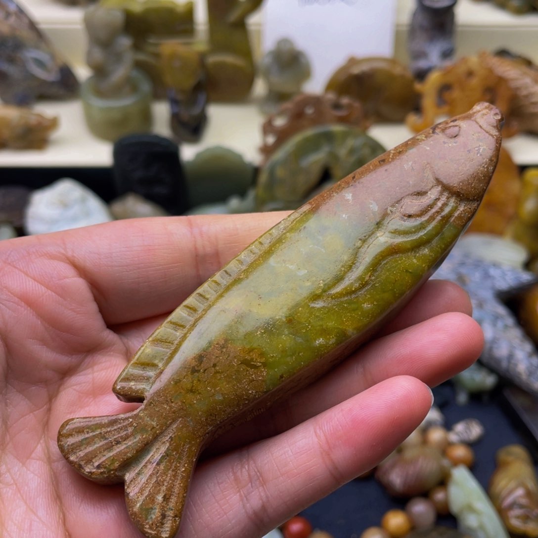 蛇纹石玉未镶嵌颈饰摆件无孔