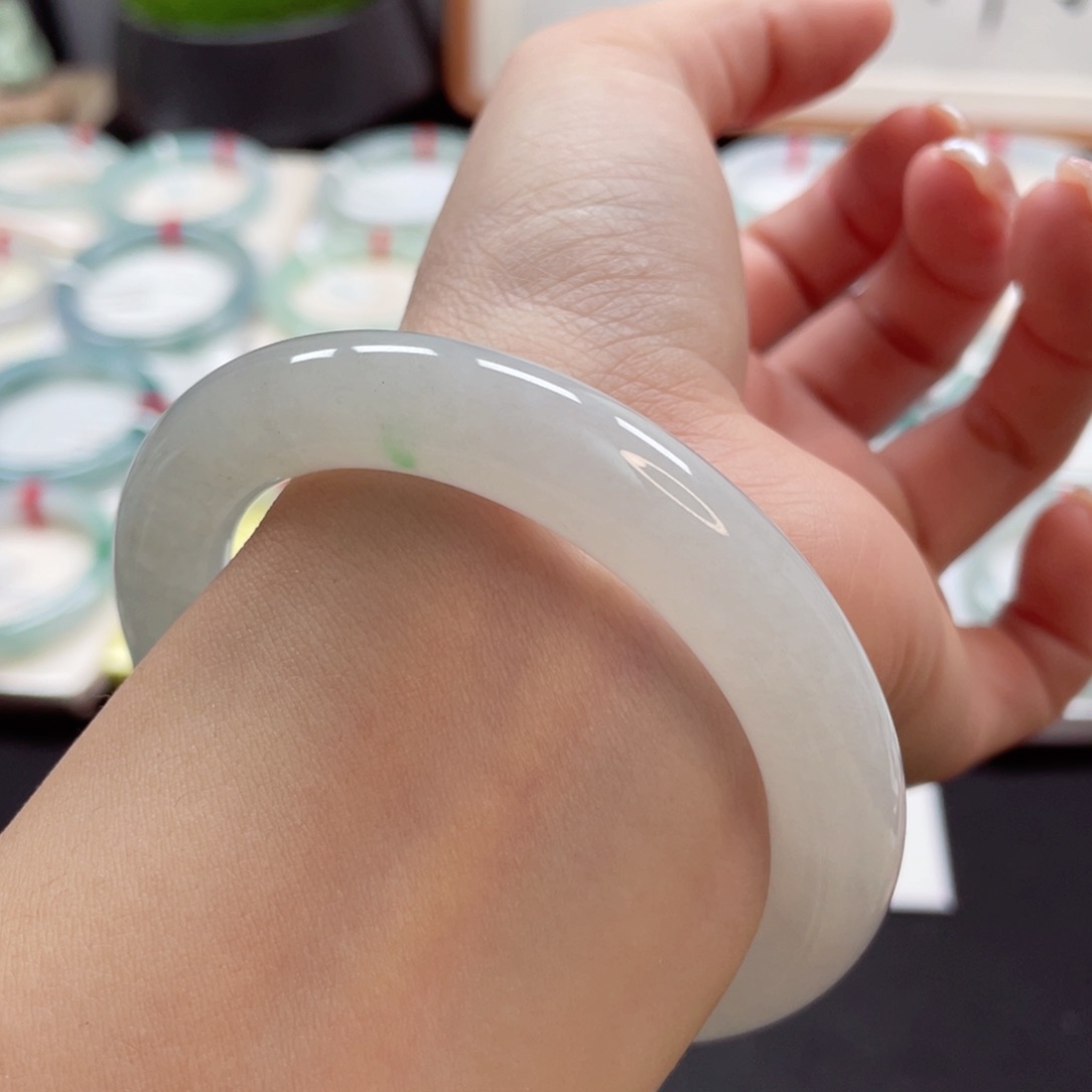 【闪购商品】翡翠手镯未镶嵌57半山色微起光飘阳绿16号