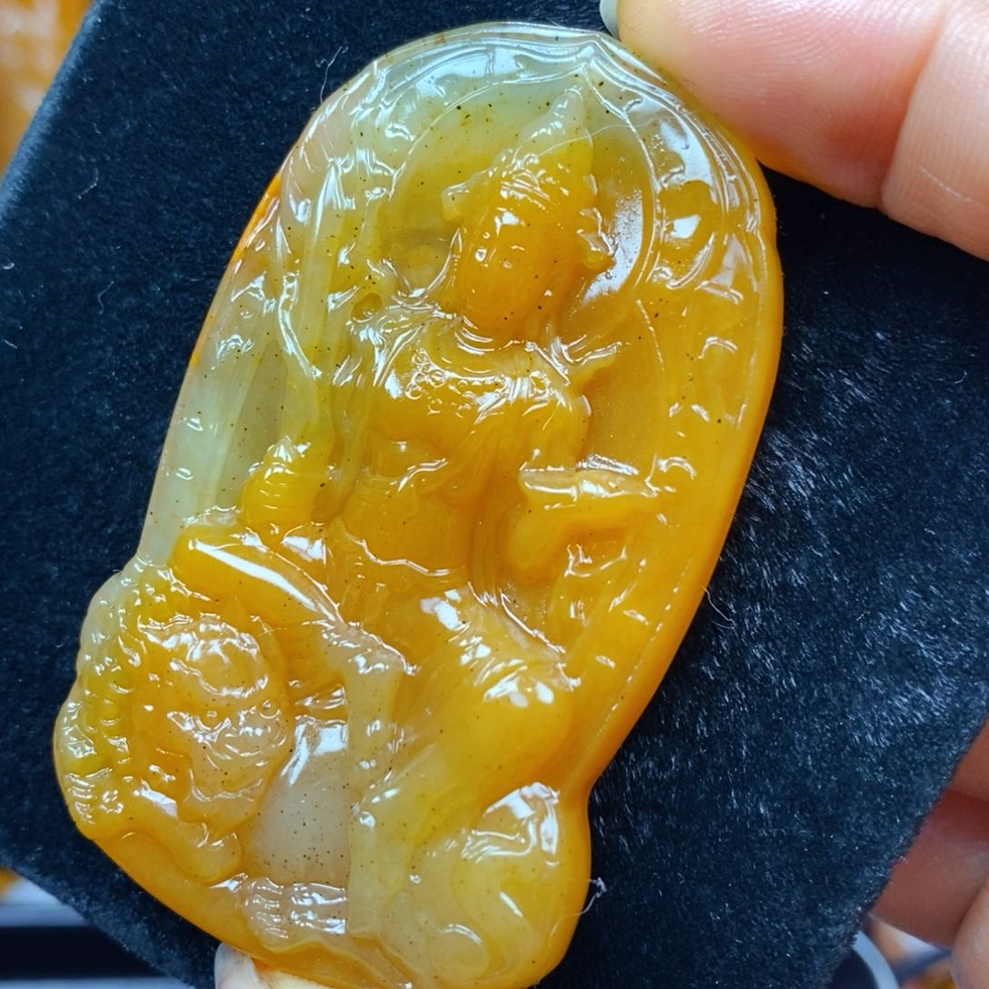 未镶嵌石英质玉（黄龙玉）颈饰