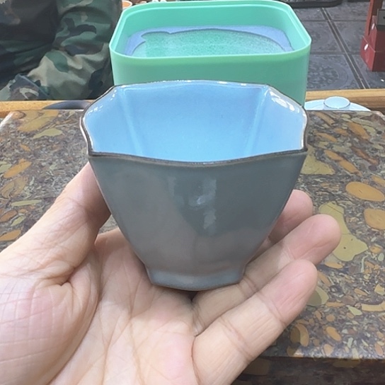 方器汝瓷杯一个，瓷