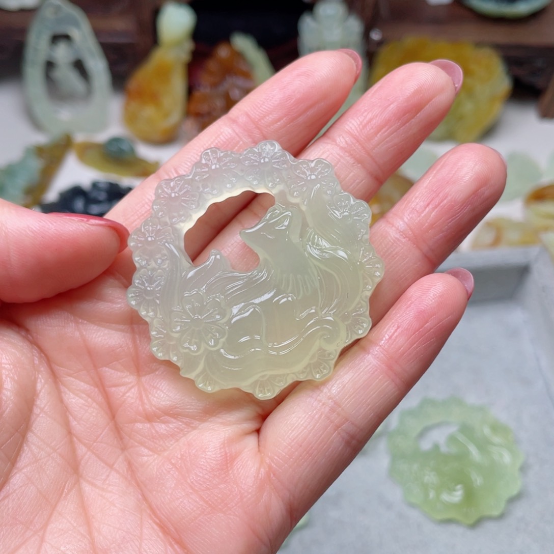 蛇纹石玉颈饰未镶嵌三****?