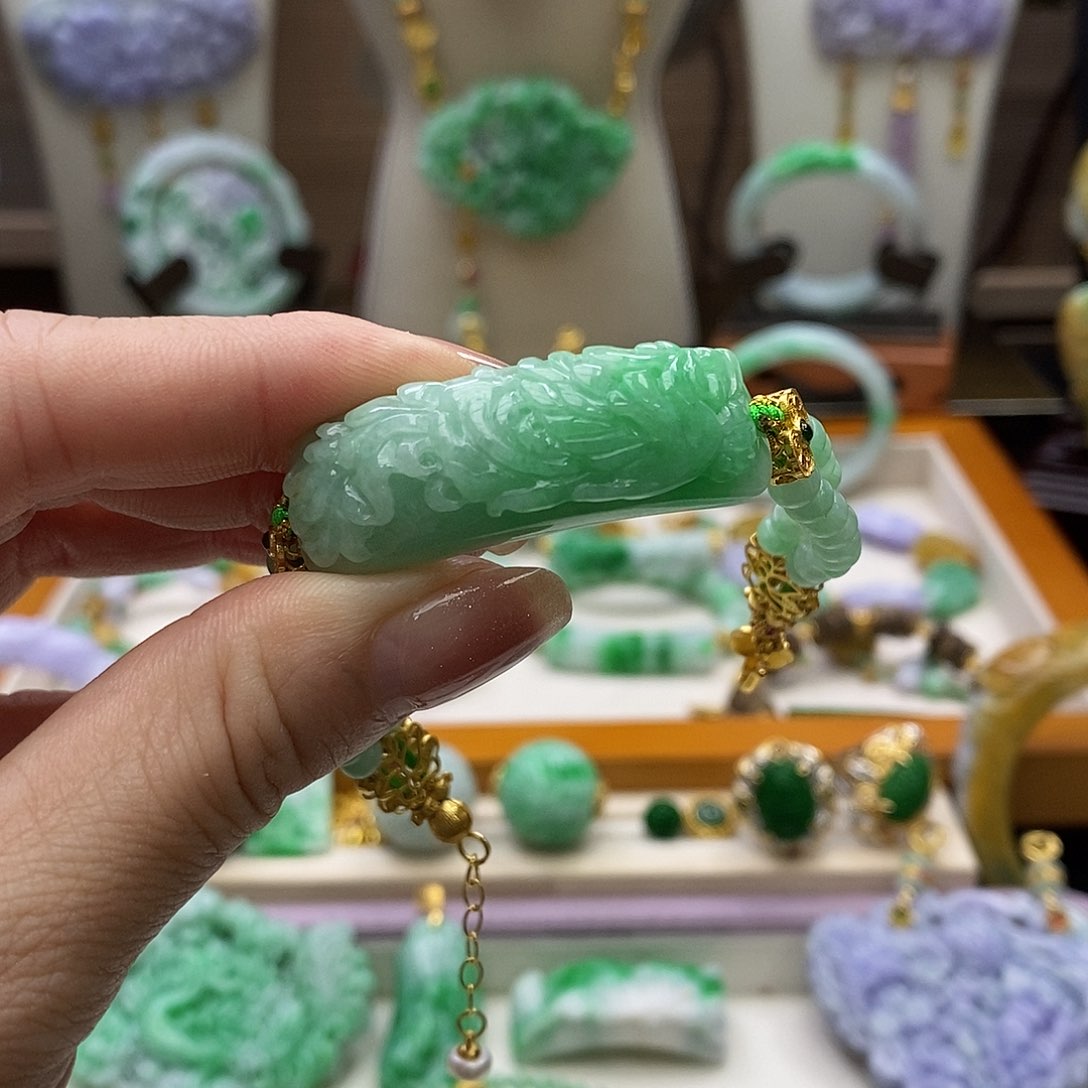 颈饰未镶嵌翡翠天然