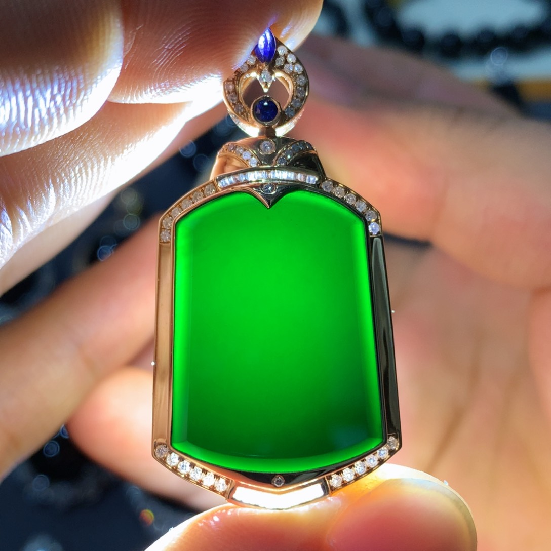 颈饰18K金镶嵌翡翠墨翠无事牌