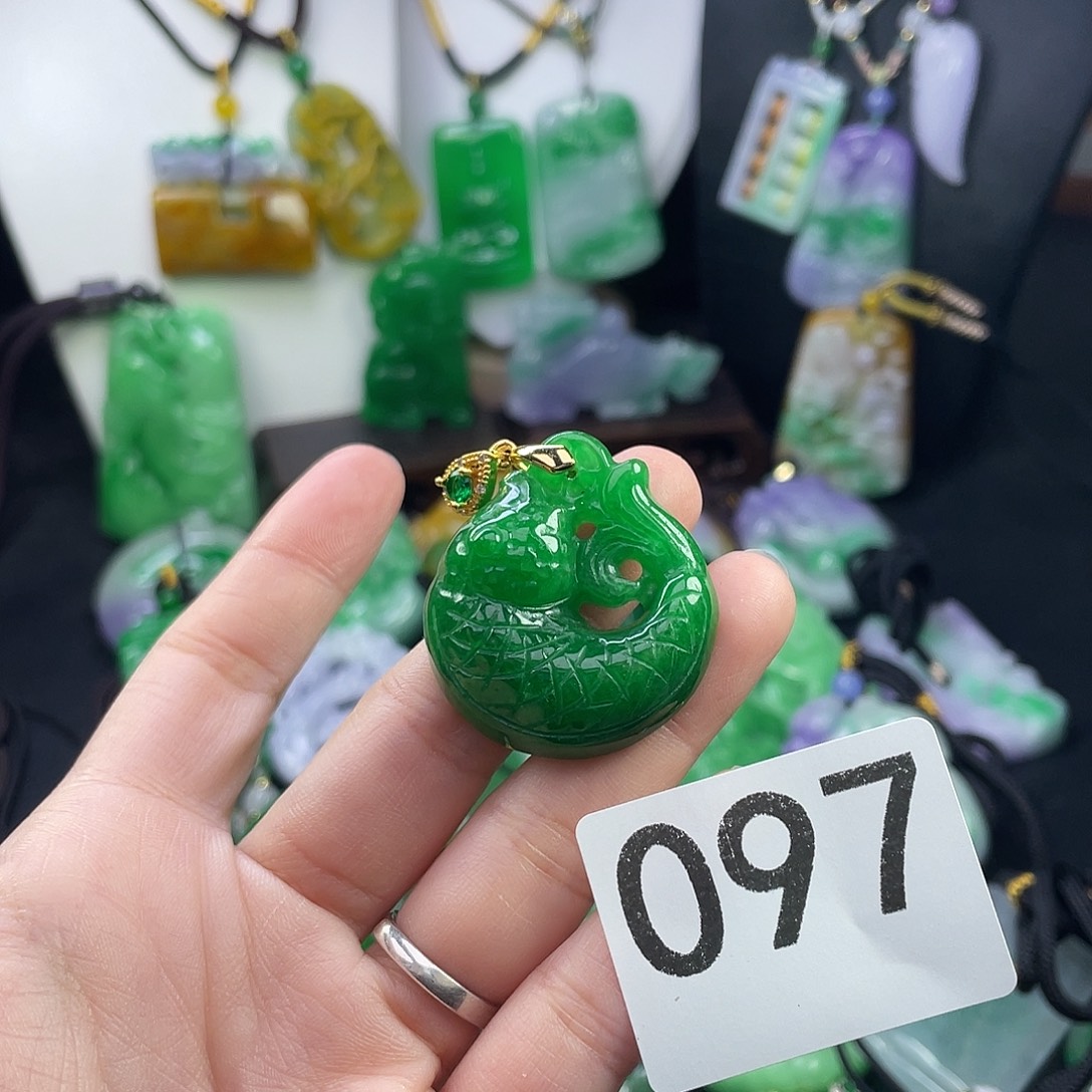 翡翠未镶嵌吊坠(赠链)