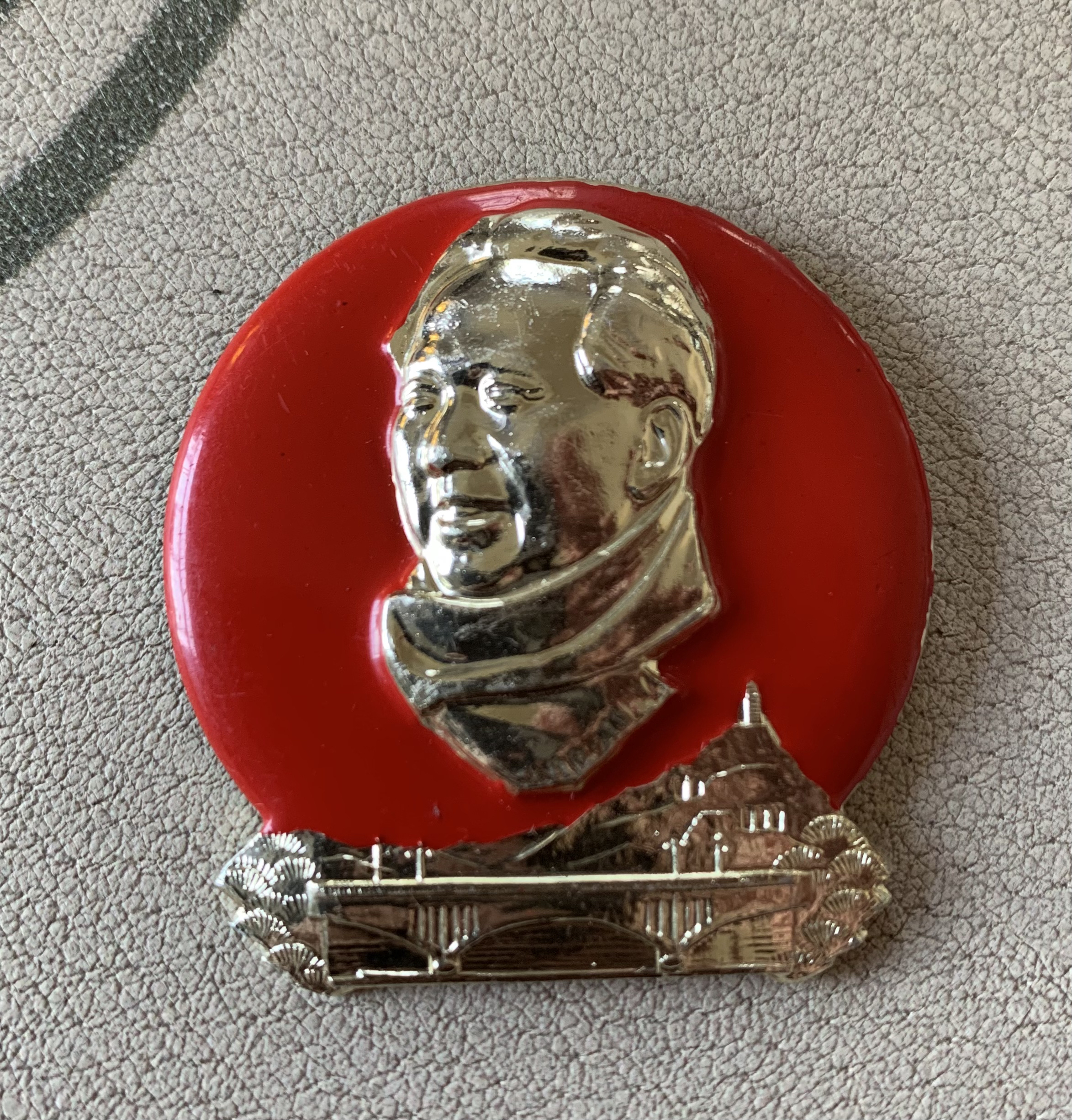 经典围脖帽徽漆奖章红色胸章延安宝塔山尺寸4公分庫存品徽章金属