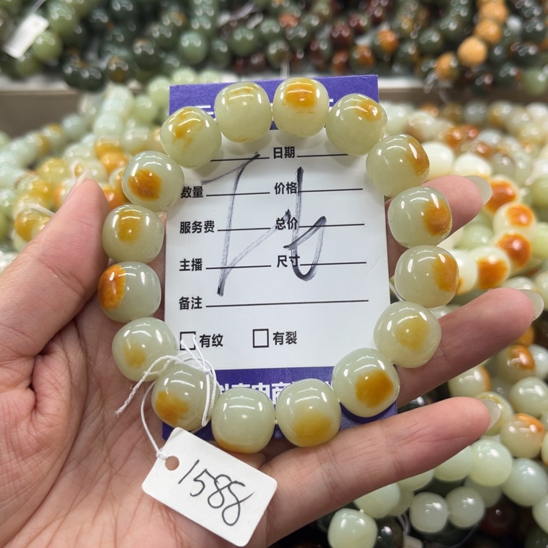 手链未镶嵌透闪石质玉富**?微瑕