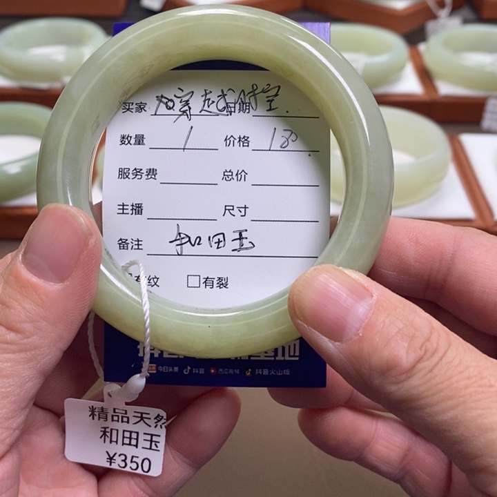 穿***空和田玉未镶嵌手镯