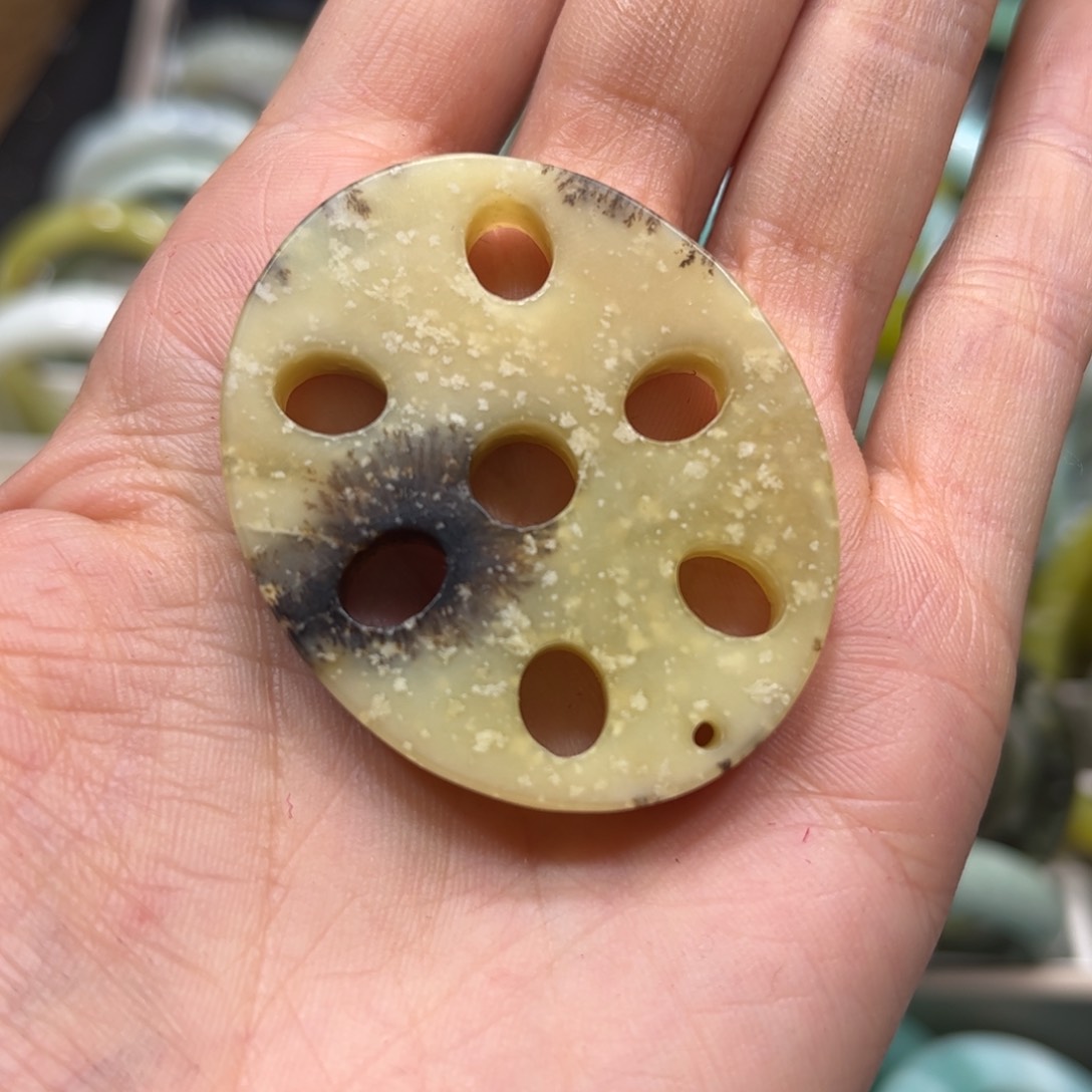 蛇纹石玉颈饰未镶嵌