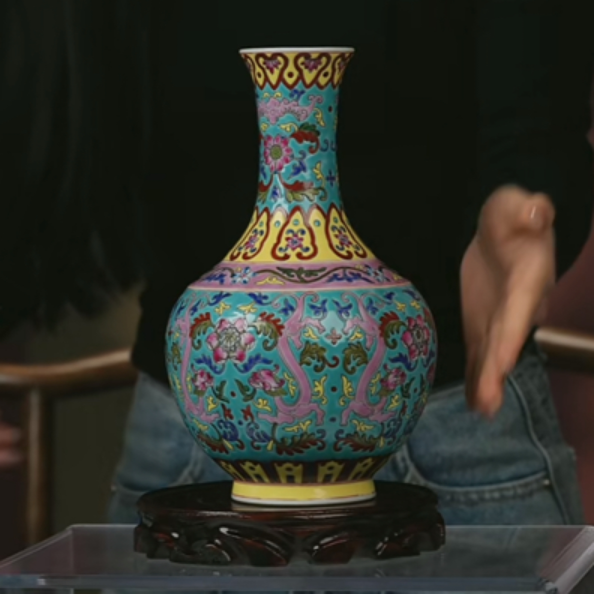 Y松石绿地粉彩夔龙穿花纹赏瓶